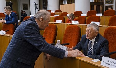 Евгений Солнцев впервые отчитался перед депутатами Заксобрания